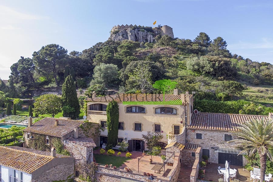 1216- Village house for sale in the center of Begur