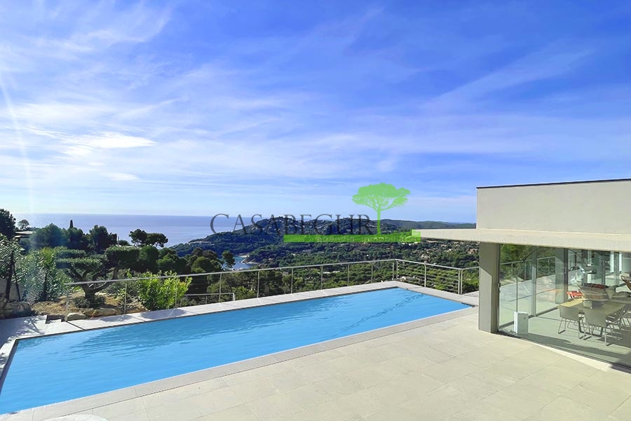 1285 Newly built house with fantastic sea views.