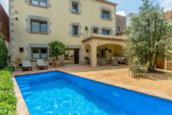 1319 Exceptional and unique large town house completely renovated in the center of Begur.