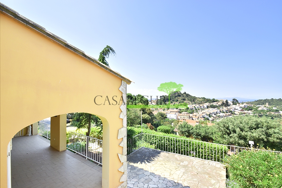 1326 Detached house a few meters from the center of Begur, with sea views.