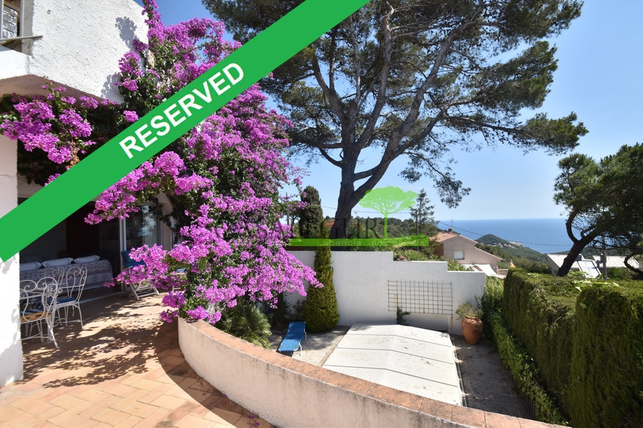 1342 Village house in the center of Begur with sea views.