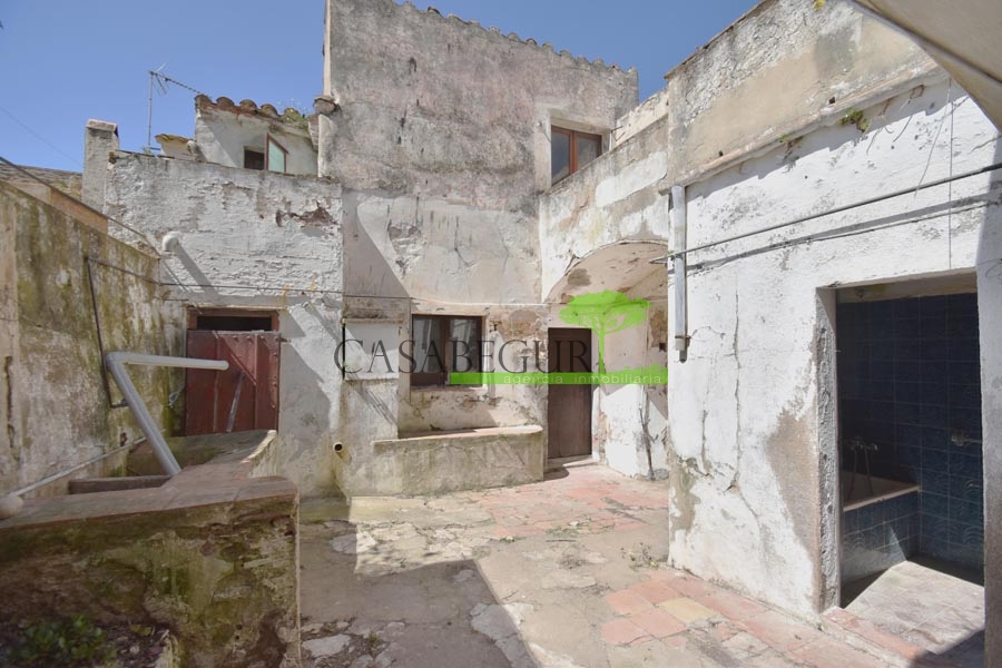 Ref 1415 Village house for sale in the center of Begur