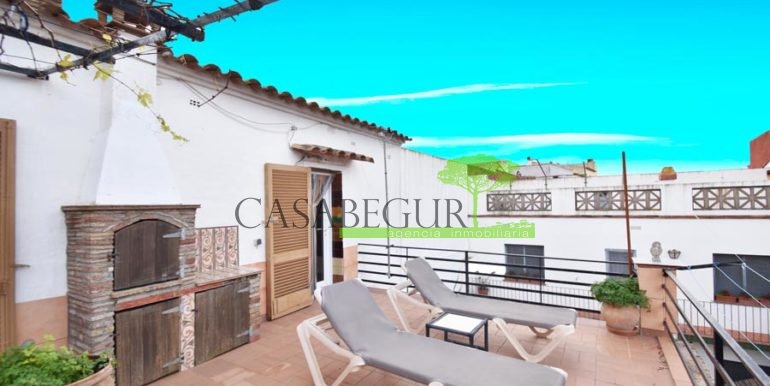 ref-1386-venta-apartamento-centro-del-pueblo-begur-vistas-castillo-terraza14