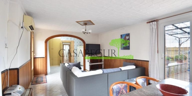 ref-1386-venta-apartamento-centro-del-pueblo-begur-vistas-castillo-terraza2